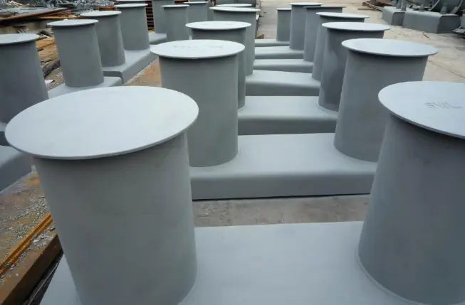 Pourquoi une corde d'un navire est-elle fixée à un bollard ordinaire